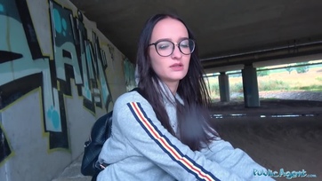 Cseh szemüveges fiatal lány megkélve Thumb