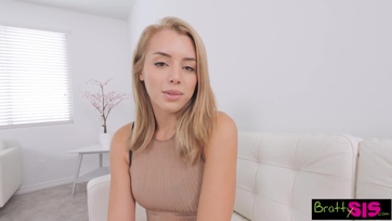 Megmutizgatta a mostoha fivérének a szőrtelen nunikáját hogy megnézhesse a gigantikus falloszát Thumb