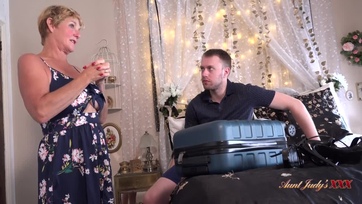 A tini fiúcska leszívatta a mostoha anyuját miután a kiszakadt harisnyanacijában megkuffantotta Thumb
