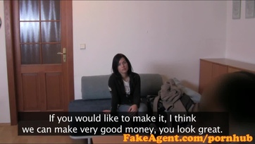 Leöltözött a cukimuki 19 éves fruska a pornó casting-en és szanaszét spriccelték a buksiját Thumb