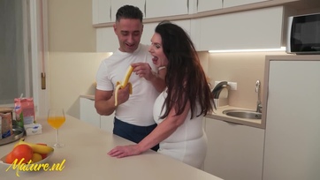 A bazinagy didkókkal felszerelt érett milf szétnyitotta a lábikóit az erőtől duzzadó dugópajtijának Thumb