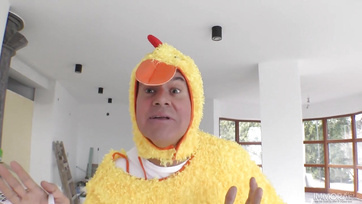 Egy gigászi péniszt hozott a nyuszi az anál imádó fiatal ribancnak húsvétkor Thumb