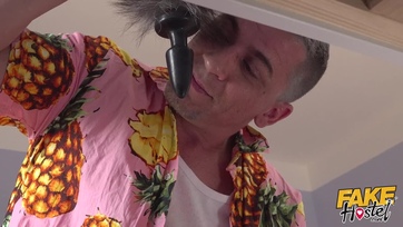 A kedves hazai leány ráhajolt a bérbeadó dákójára és az összes szexpozícióban megrakatta a puncusát Thumb