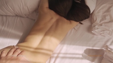 Felizgult a simitől a nagy popsis fruskám ennélfogva leszedtem a bugyiját és belógattam a péniszemet Thumb