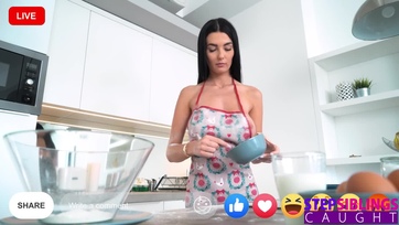 A hatalmas mellű lányka élőben lerogyott és elkezdett pikulázni a mostohafivére fütykösén Thumb