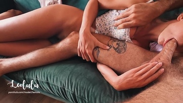 A hosszadalmas furulyázás és muffzabálás után besündörgött a kolosszális lompos a luxus ribanc puncijába Thumb