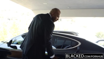 A laposcsöcsű indiai luxus ribanc megcuclizgatta és megmászta a magánsofőre kolosszális feketebőrű cerkáját Thumb