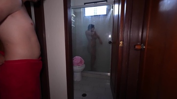 Becsalt a tusoló alá a nagy dudájú mostoha nővérkém miután észrevette hogy megfigyelem Thumb