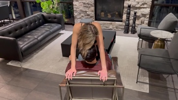 A szemfedőt öltött kívánós nőci puncuskáját nem csak a fickója hanem annak spanja is telesprickolta Thumb