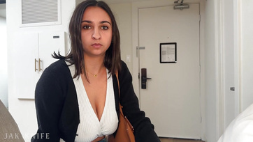 A termetes cickókkal felszerelt koléganőm nemet mondott a gumira, mikor kufircra került sor Thumb