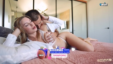 Mihelyt megébredtem a pasim elkezdett szeretgetni majd berakta a vastag faszát a vaginámba Thumb