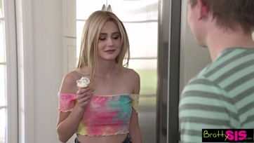 Letámadta a visszahúzódó mostohabátyóját a pajzán szőke leányzó és rábukott a zömök faszára Thumb