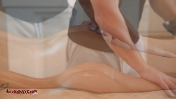 A szakmabeli masszőr kielégítően tudja hogyan kell megspricceltetnie a szexis páciense szépséges nunusát Thumb
