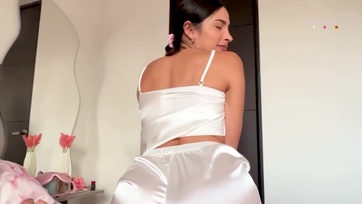 A fiúja nem szerette volna seggbe dugni a latinamerikai cicát ezért rádumálta annak fivérét az anális aktusra Thumb