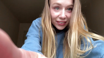 Csaknem rányitottak a szülei a wc-n mialatt a faszimádó tini ribanc odabent onanizált Thumb