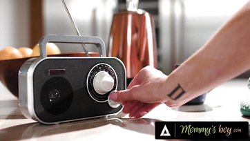 A kötényt is levedlette a nagy popójú milf nevelőanyuci és megengedte a neveltfiacskájának hogy felcsinálja Thumb