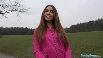 Egy kis zsozsóért még az anonym ügynök dákóját is megmászta a 20 éves tinicsaj az erdőben Thumb