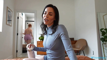 A mostohaanyukám is be szeretett volna szállni buliba miután észrevette hogy a barinőcskéje a fütykösömet szopikálja Thumb