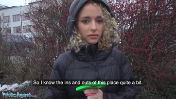 Elfogadta a zsozsót a göndörhajú cicababa és hagyta hogy az anonym ügynök belógassa a péniszét Thumb