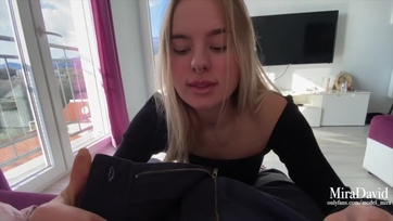 Miután átvettük a hotelszobát leszopikáztattam és ráhúztam a vastag pöcsömre a szűk szoknyás gerlicémet Thumb