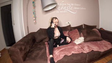 A nimfomán szöszke lány megízlelgette a hálótársa cerkáját mialatt a férjével dumált a mobiltelefonon Thumb