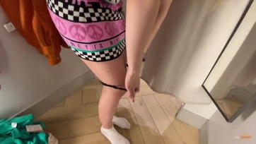 Úgy beindultam a divatszalon öltözőkabinjában hogy muszáj volt ott helyben megdugnom a luvnyámat Thumb