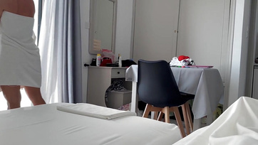 Zuhizás után a nagyseggű faszéhes mostohahúgicám megcirógatta a dákómat a motelszobában Thumb