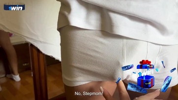 Mihelyst magához tért elkezdte taperolni a mostohakölyke brokiját a nagy mellű faszéhes anyu Thumb