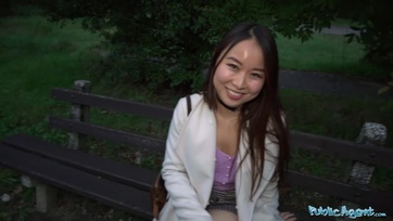 Egy kis kp-val sikerült rádumálnia a várakozó ázsiából származó bigét hogy szaxofonozzon egyet a fütyülőjén Thumb