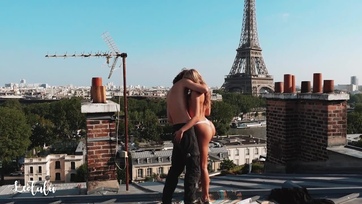 Felvittem a csintalan gerlicémet a háztetőre és egy jót sprickoltam a meztelen fenekére Thumb