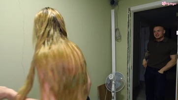 A házban lakó fiú kikötözött a pincében és teletömte a muffomat miután brutálisan megdugott Thumb