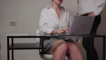 Megmasszírozta a csábító titkárnőcskéje didkóit majd megszopatta és a fütyijét is berakta Thumb