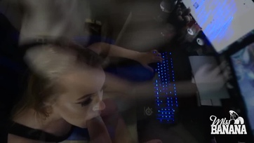 Játék közben megszökdelte a vibrátorát majd a palija is beverhette a nunijába a farkát Thumb