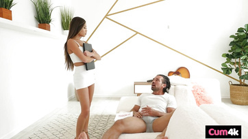 A nimfomániás thai luvnya hagyta a nagyfarkú bérlőjének hogy egy keféléssel tejeljen Thumb