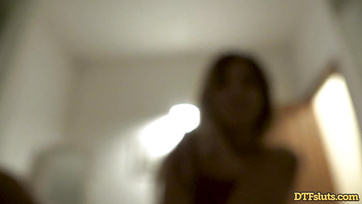 Felszopta a pasija fütykösét majd felfeküdt az ágyra és szétnyitotta a lábikóit a karcsútestű magyar származású spiné Thumb