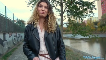 A készpénz láttán hangulata támadt kúrni egy fergetegeset az ismeretlen utca ügynökkel a szabadban Thumb