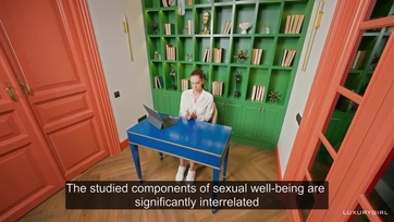 A fiatal fősulis leányzó rövid szoknyában kínálta fel a kis szőrtelen sunácskáját a mázlis professzornak Thumb