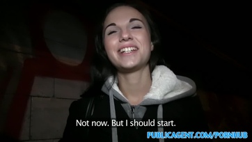 Elrakta a pénzt a tündibündi análszerető tini cicus és megengedte az utca ügynöknek hogy megfarkalja a likacskáját Thumb