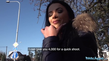 Egy kis lóvéért elment a fotózásra a csábos romániai leányzó és a combjait is szétvetette Thumb