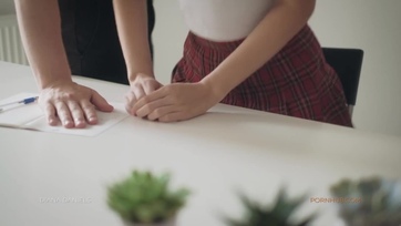 Felraktam az asztalra a szexőrült koleszos suncit a vizsga közben hogy kielégítsem a szaftos kis puncuskáját Thumb