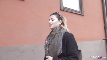 Egy kis gázsival sikerült rábeszélnie a kívánatos németországi suncit hogy látogasson el egy sexcasting-ra Thumb