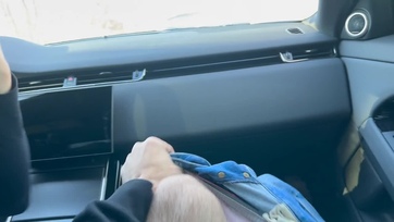 Amíg a faszim bement a boltba, addig én a verdában megszökdeltem a legjobb haverjának a falloszát Thumb