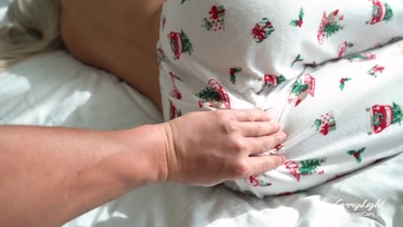 A tetszetős milf a szexéhes fogadott fiacskája kőkemény falloszára ébredt, majd megmászta és gyorsan elélvezett Thumb