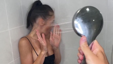 A party után állva gyömöszölte meg a nagykeblű lakótársnőjét a hideg tusoló alatt és a végén pofin ejakulálta Thumb