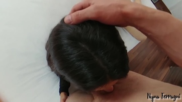 Túl nagynak találta a faszt a puncijához, ennélfogva inkább valagba kérte a pervez olaszországi sunácska Thumb