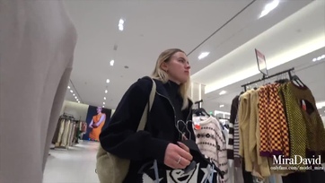 Majdhogy rajtakapják a szöszike amatőr csajt, ahogy a kabinban lecumizza a nagytökű csávót Thumb