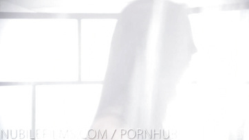 Csókokkal és orális örömökkel tették szenvedélyessé az édeshármast, amelyből a hardcore szex sem maradhatot ki Thumb